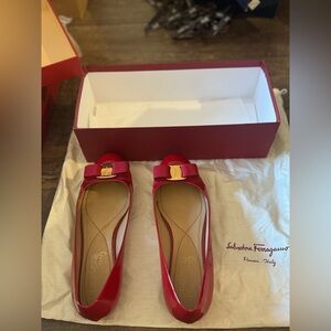 Ferragamo ROSSO Red/Gold Flats Bow with box